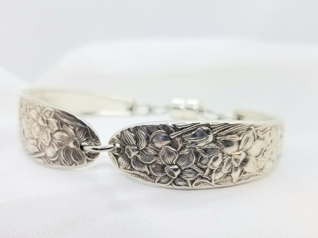 Spoon bracelet, upcycled spoon, floral pattern, vintage Narcissus silverware - Kpughdesigns