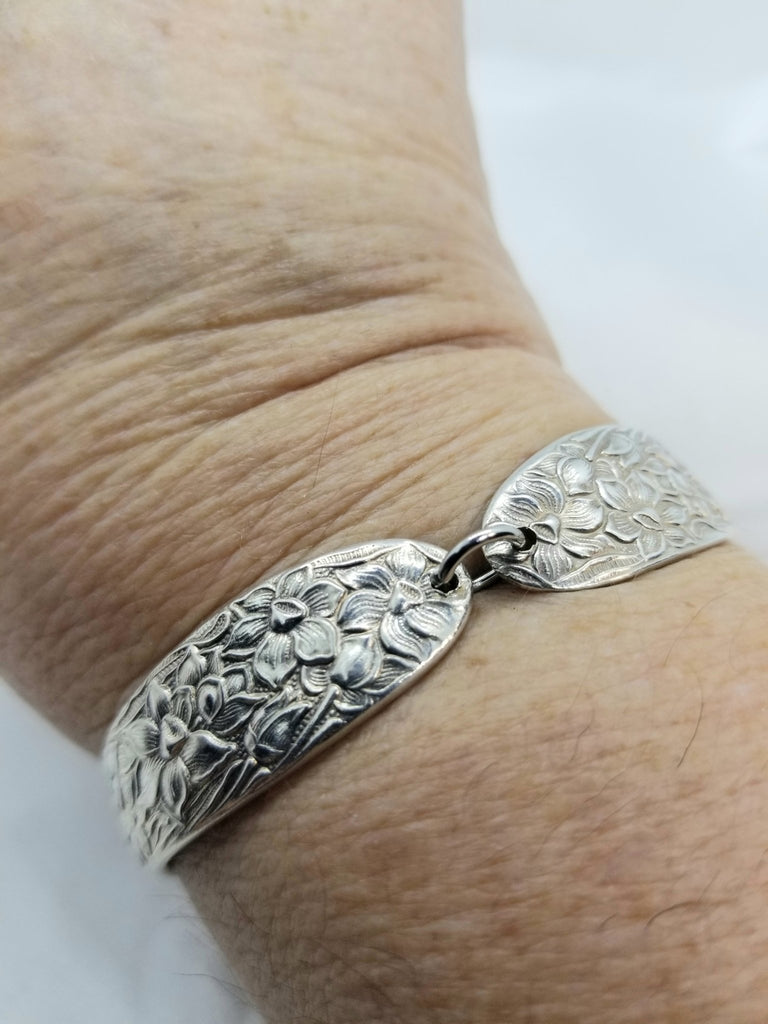 Spoon bracelet, upcycled spoon, floral pattern, vintage Narcissus silverware - Kpughdesigns