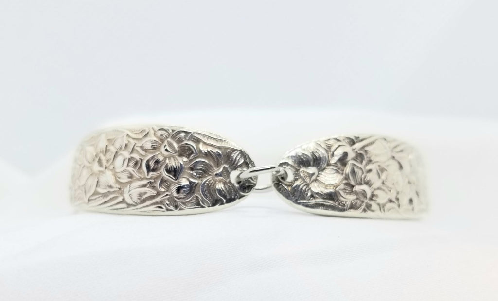 Spoon bracelet, upcycled spoon, floral pattern, vintage Narcissus silverware - Kpughdesigns