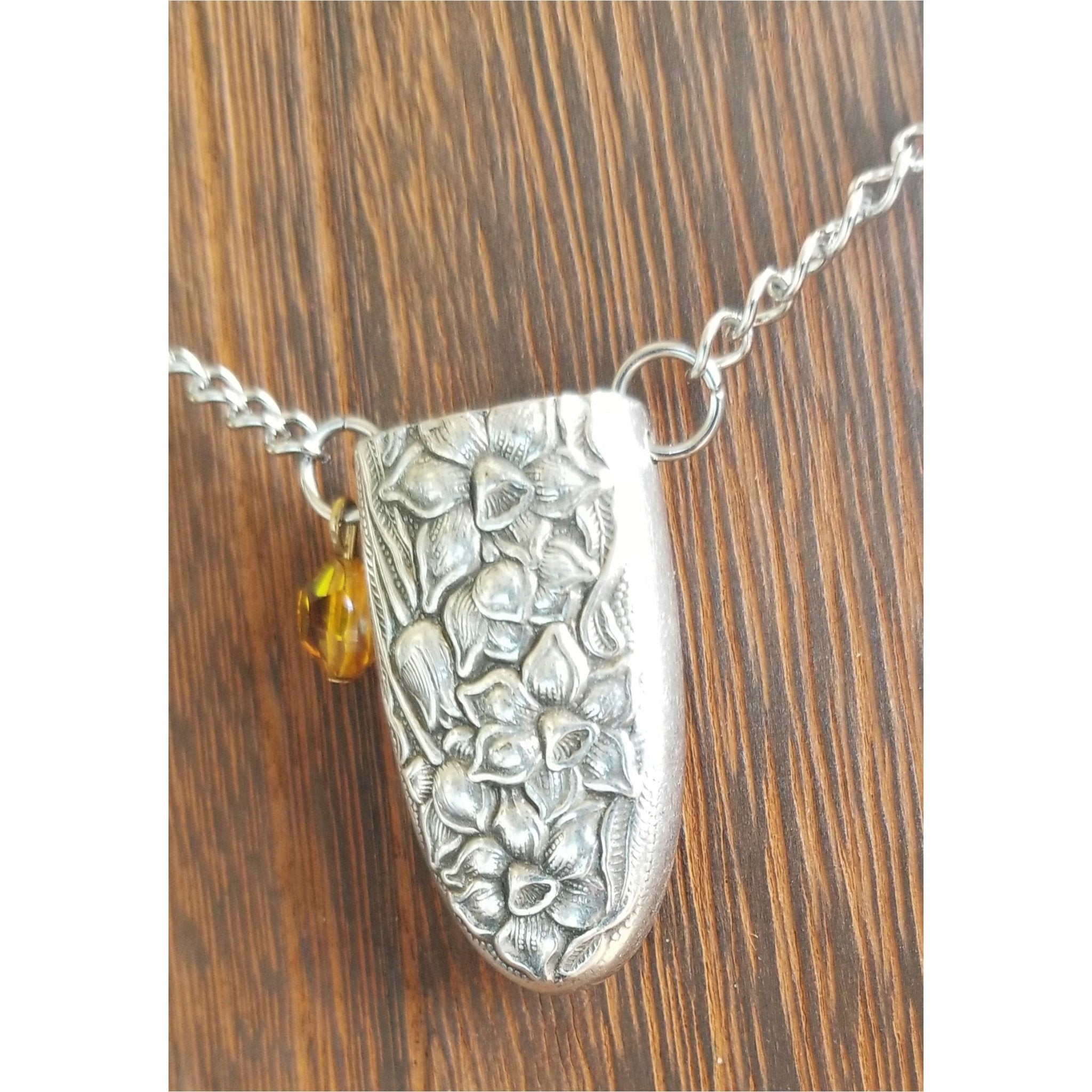 Essential oil Diffuser necklace Young Living  https://www.etsy.com/shop/PeaceLoveandTruth?ref=hdr_sho… | Essential oil  necklace diffuser, Diffuser necklace, Necklace