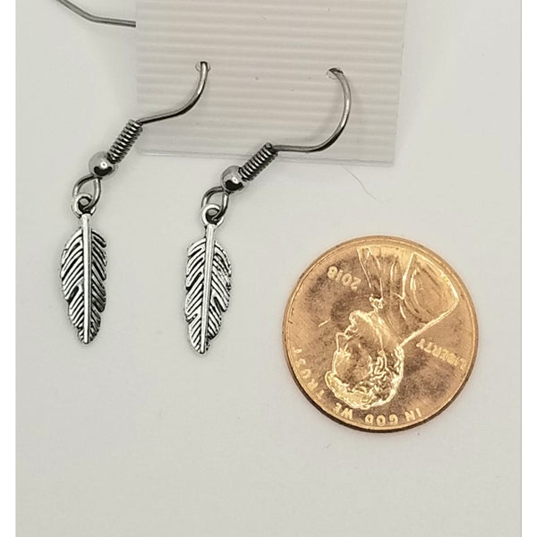 Feather pierced earrings, small feathers - Kpughdesigns