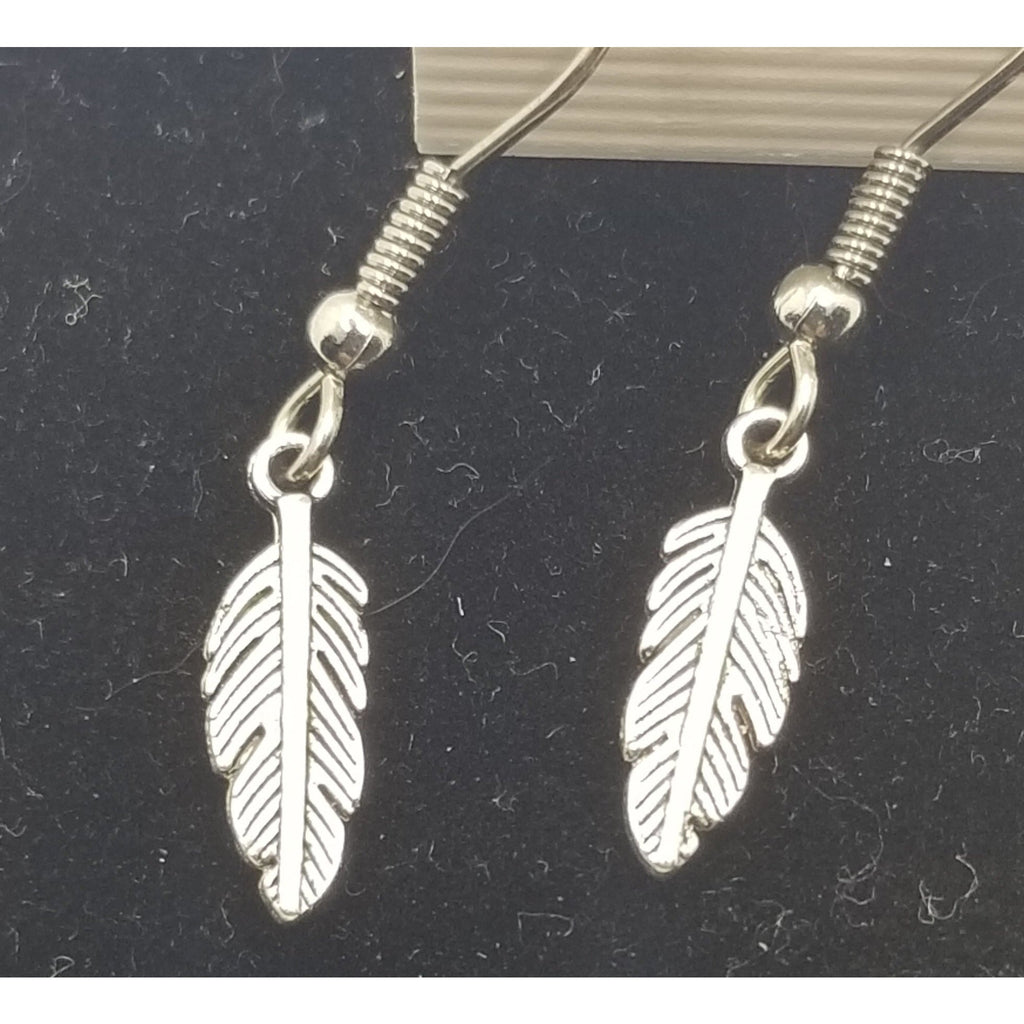 Feather pierced earrings, small feathers - Kpughdesigns