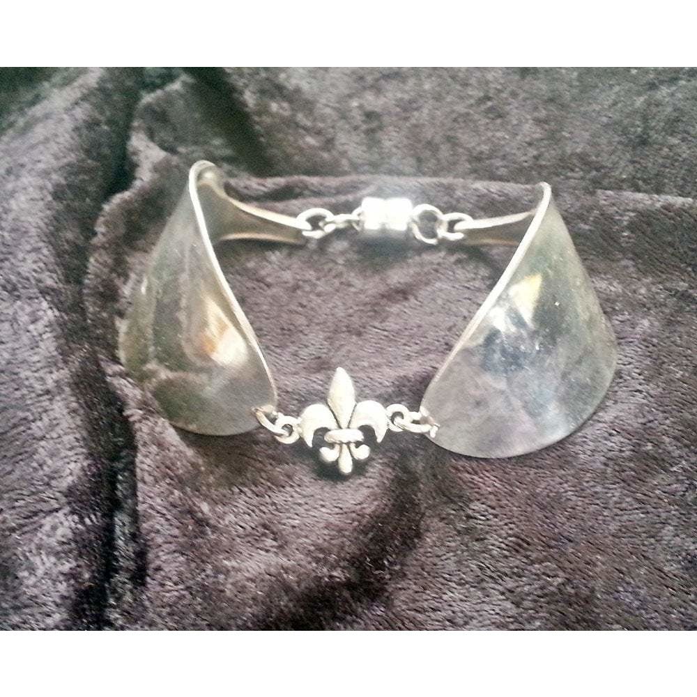 Spoon bracelet, braclet, Fleur de lis, cuff, size medium, NOLA, New Orleans, Louisiana, Mardi Gras - Kpughdesigns